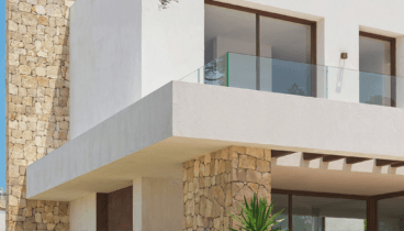 Villa moderna de dos plantas con parcela privada y piscina en la costa