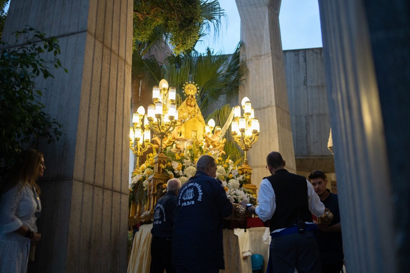 La Virgen de Loreto a la salida de la Iglesia