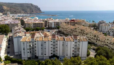 Vista del edificio con el mar de fondo