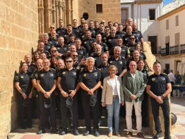Agentes de la Policía Local de Xàbia con autoridades municipales