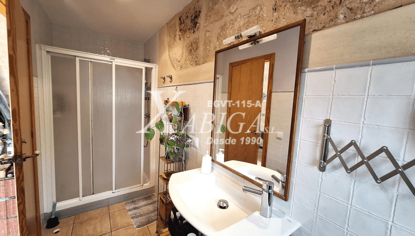 Baño completo con ducha moderna y acabados de calidad