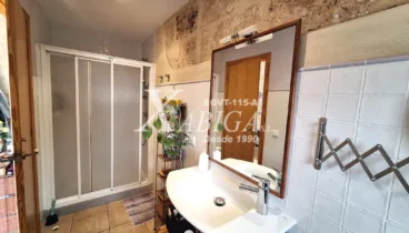 Baño completo con ducha moderna y acabados de calidad