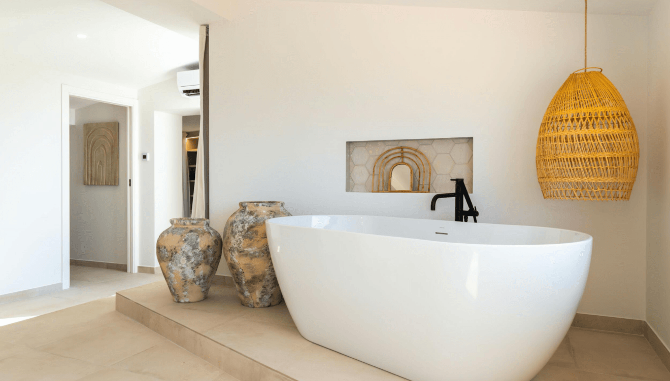 Baño con ducha de diseño y materiales actuales