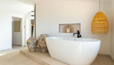 Baño con ducha de diseño y materiales actuales