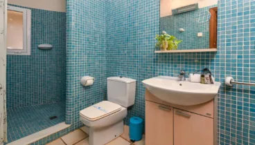 Baño con ducha en la casa de invitados de Villa La Siesta Jávea