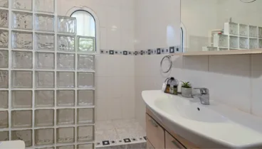 Baño moderno con ducha en Villa La Siesta Jávea