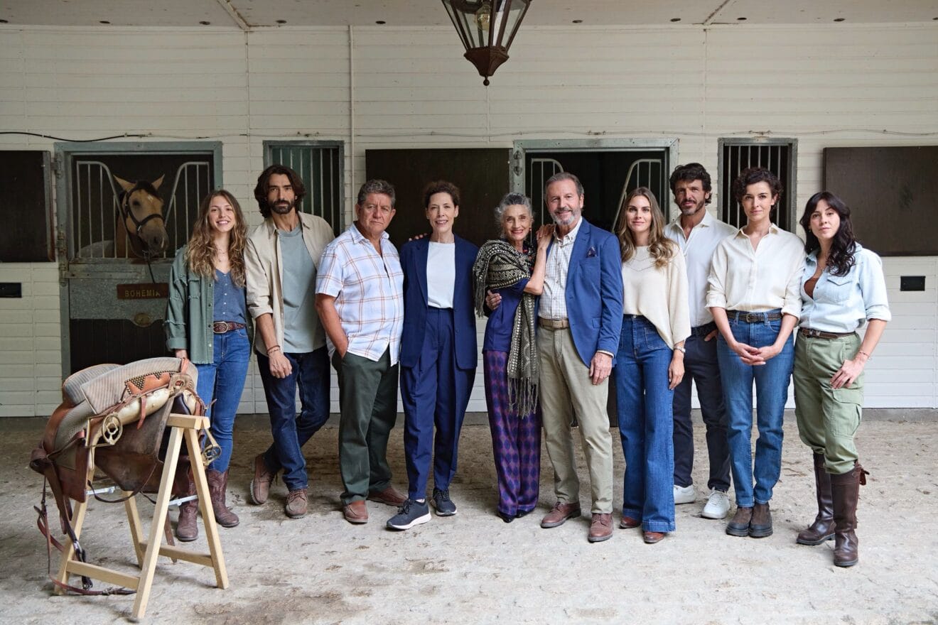 Berta junto algunos actores de la serie