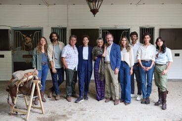 Berta junto algunos actores de la serie