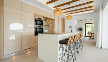 Cocina moderna abierta al comedor