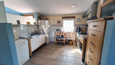 Cocina práctica y bien organizada con acceso a la zona exterior