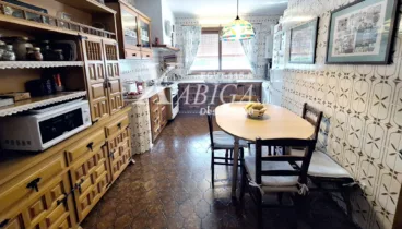 Cocina totalmente equipada con muebles modernos y funcionales