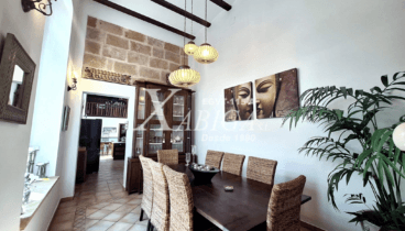 Comedor interior conectado con cocina y salón