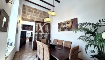 Comedor interior conectado con cocina y salón