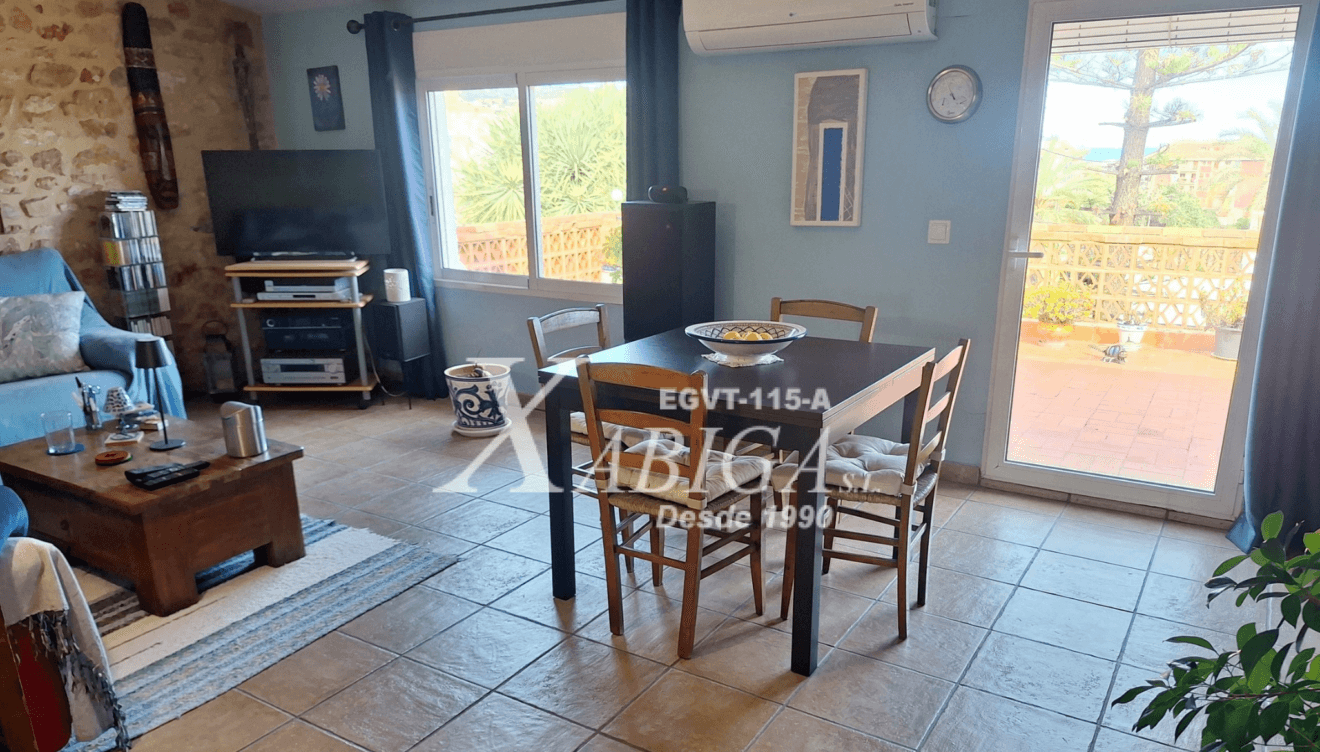 Comedor junto al salón con capacidad para toda la familia