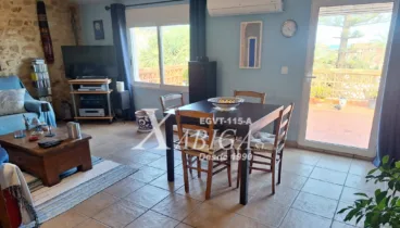 Comedor junto al salón con capacidad para toda la familia