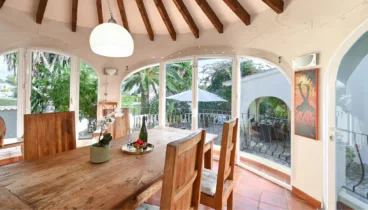Comedor luminoso con vistas al jardín en Villa La Siesta