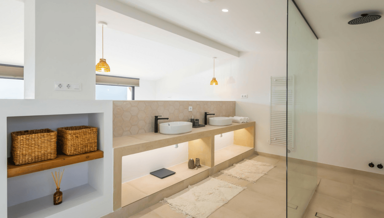Detalle de baño elegante y bien aprovechado