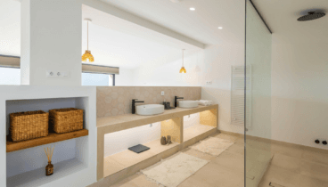 Detalle de baño elegante y bien aprovechado