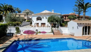 Detalle de la zona de piscina con acceso directo desde la casa