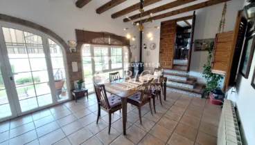 Detalle del comedor ideal para largas sobremesas en casa