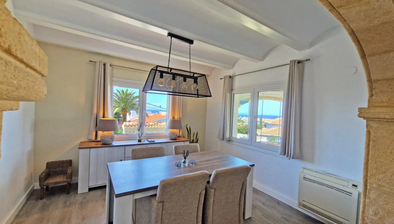 Disfruta de comidas cómodas en interior climatizado