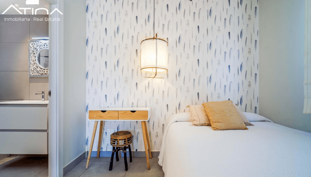 Dormitorio doble con armarios empotrados, cómodo y luminoso