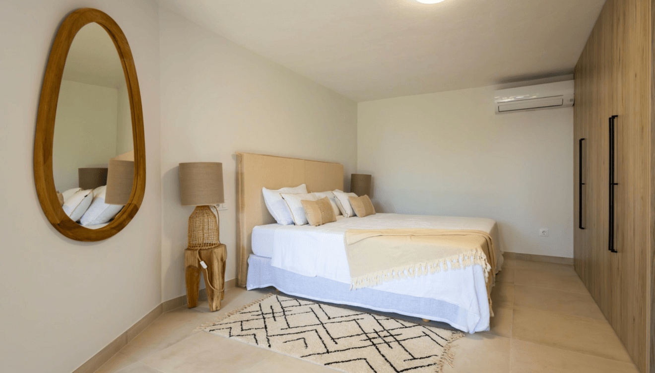 Dormitorio luminoso con vistas al exterior