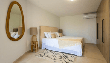 Dormitorio luminoso con vistas al exterior