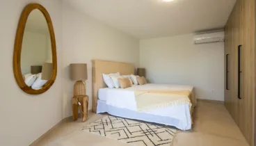 Dormitorio luminoso con vistas al exterior