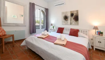 Dormitorio principal de Villa La Siesta con baño en suite