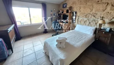 Dormitorio principal espacioso con armarios empotrados