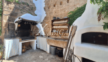 Entrada principal con acabados tradicionales