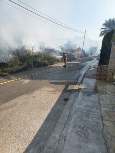 Equipos de extinción trabajando en la zona