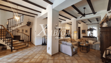 Escalera central con materiales originales restaurados