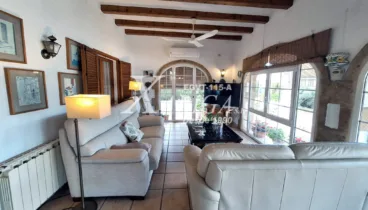 Espacio acogedor de salón con acceso directo a la terraza