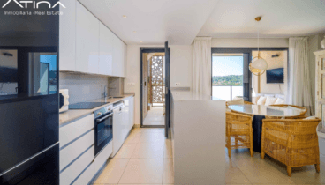 Espacio funcional para cocinar y compartir en el corazón del hogar
