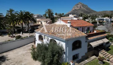 Fachada principal del chalet con diseño mediterráneo y entrada amplia