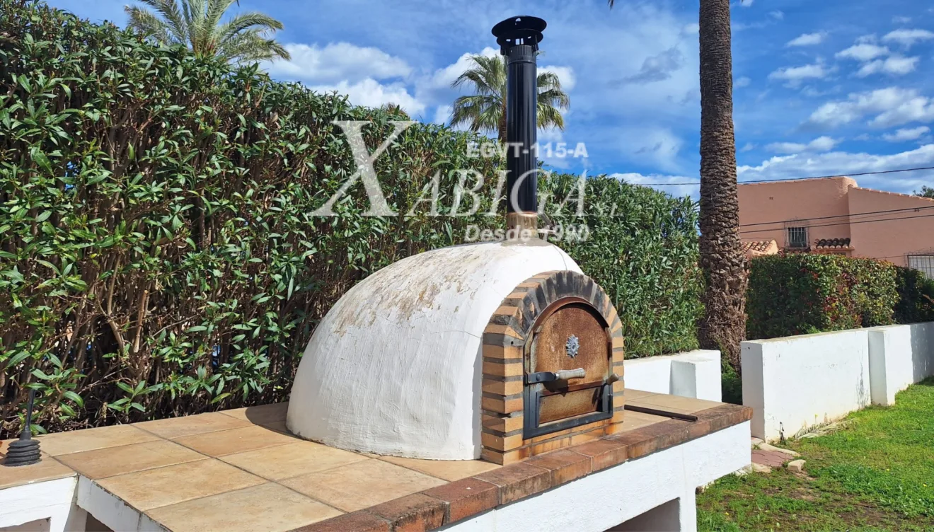 Horno de leña tradicional junto al paellero perfecto para reuniones
