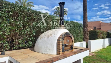 Horno de leña tradicional junto al paellero perfecto para reuniones