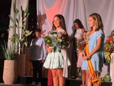 Paula junto a Laia tras ser elegida