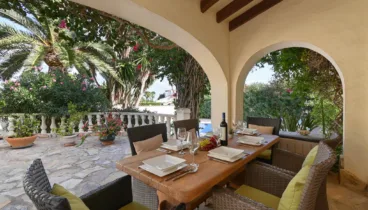 Piscina privada de Villa La Siesta en un entorno natural de Jávea