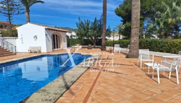 Piscina privada rodeada de solárium y vegetación