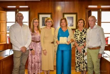 Quica Gil con autoridades y jurado