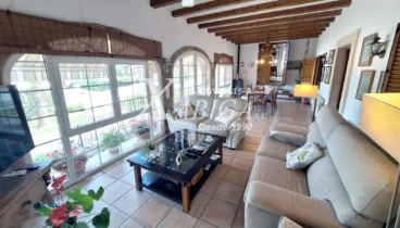 Relájate en un salón amplio y luminoso donde disfrutar del invierno