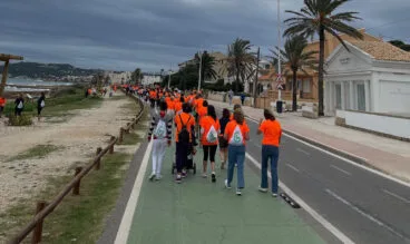 Una marea naranja de personas recorre Xàbia por la lucha contra el cáncer