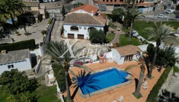 Vista general de la piscina ideal para disfrutar todo el año