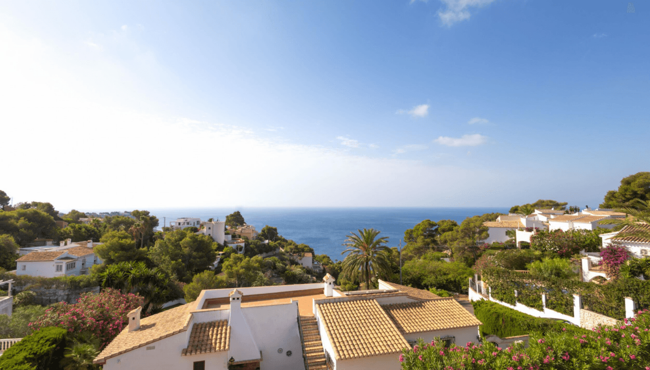 Vistas despejadas hacia el horizonte azul
