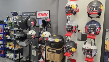 Zona boutique con equipamiento técnico para moto