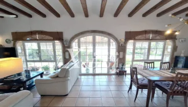 Zona de estar cómoda y bien distribuida para compartir en familia