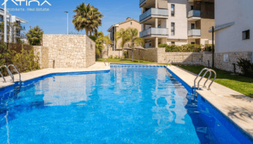 Zona de piscina con jardín en el residencial Arenal Dream, ideal para relajarse